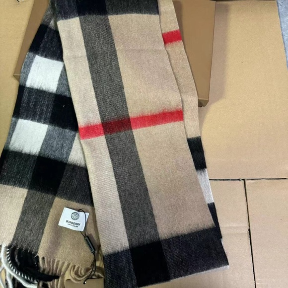 Women's Burberry cashmere scarf - Picture 5 of 8